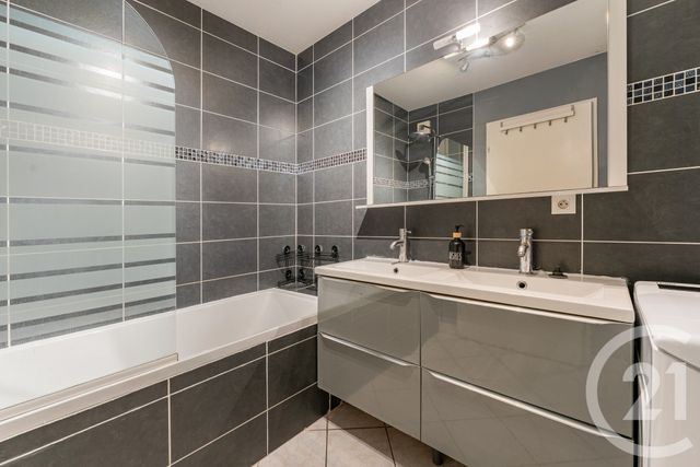 Appartement F3 à vendre - 3 pièces - 72.1 m2 - VAULX EN VELIN - 69 - RHONE-ALPES - Century 21 Villa Urbana