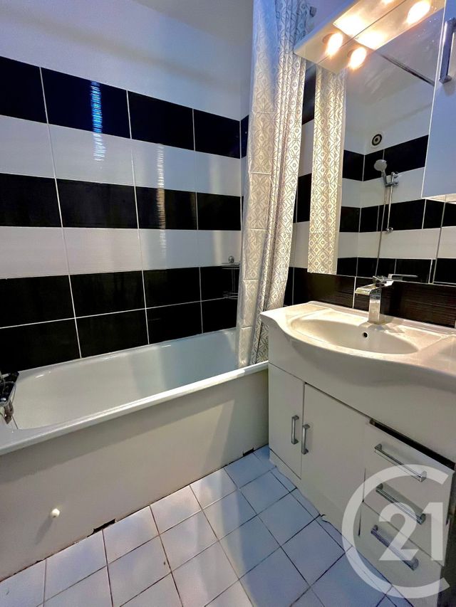 Appartement T3 à vendre - 3 pièces - 72.03 m2 - VAULX EN VELIN - 69 - RHONE-ALPES - Century 21 Villa Urbana