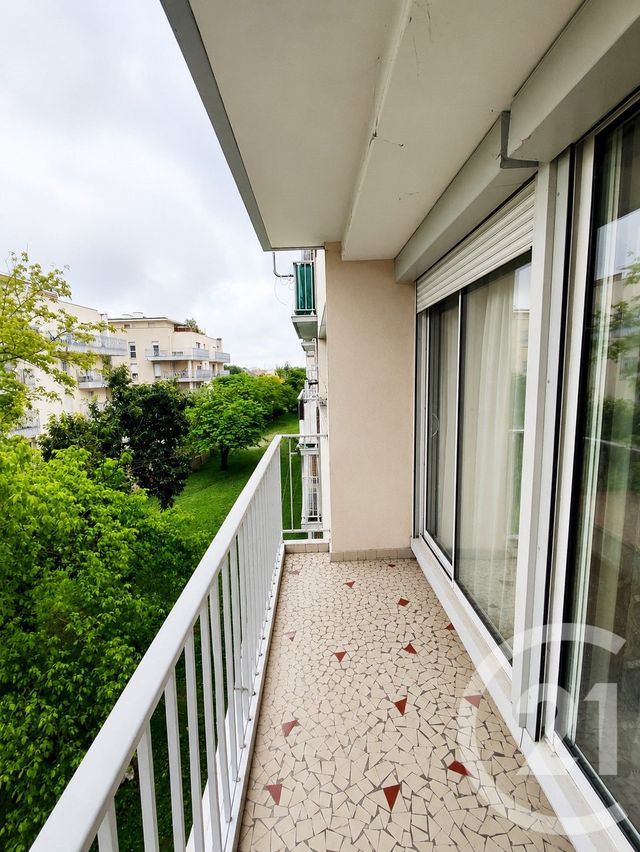 Appartement T3 à vendre - 4 pièces - 67.52 m2 - BRON - 69 - RHONE-ALPES - Century 21 Villa Urbana