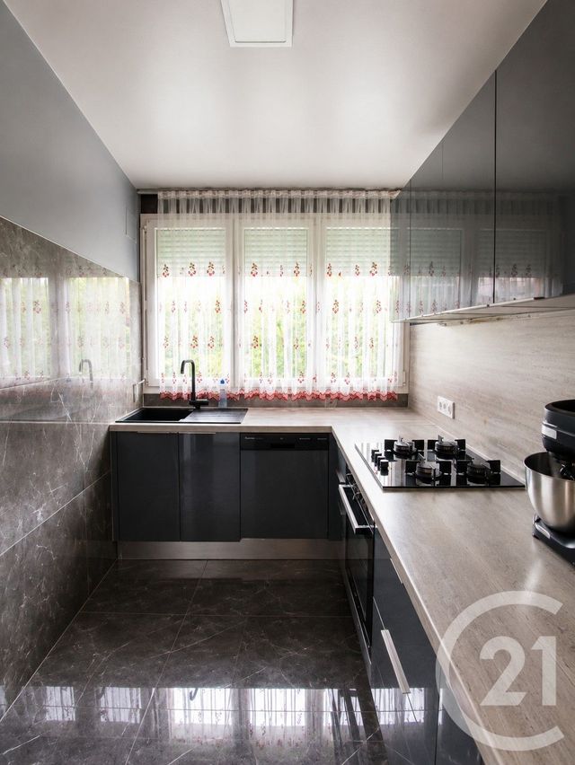 Appartement T3 à vendre - 4 pièces - 67.52 m2 - BRON - 69 - RHONE-ALPES - Century 21 Villa Urbana