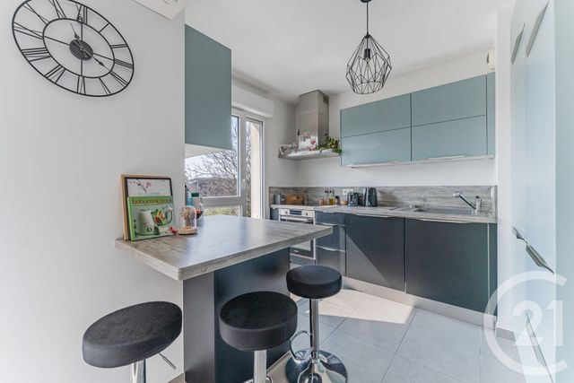 Appartement F4 à vendre - 4 pièces - 82.0 m2 - ST PRIEST - 69 - RHONE-ALPES - Century 21 Villa Urbana