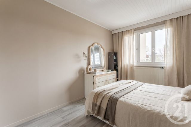 Appartement F4 à vendre - 4 pièces - 77.0 m2 - ST PRIEST - 69 - RHONE-ALPES - Century 21 Villa Urbana