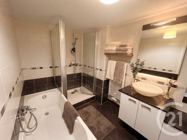 Appartement à vendre - 3 pièces - 65.0 m2 - VAULX EN VELIN - 69 - RHONE-ALPES - Century 21 Villa Urbana