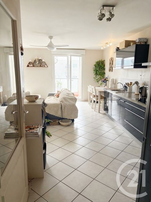Appartement à vendre - 3 pièces - 65.0 m2 - VAULX EN VELIN - 69 - RHONE-ALPES - Century 21 Villa Urbana